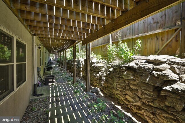 Foto del edificio - 406 Leverington Ave