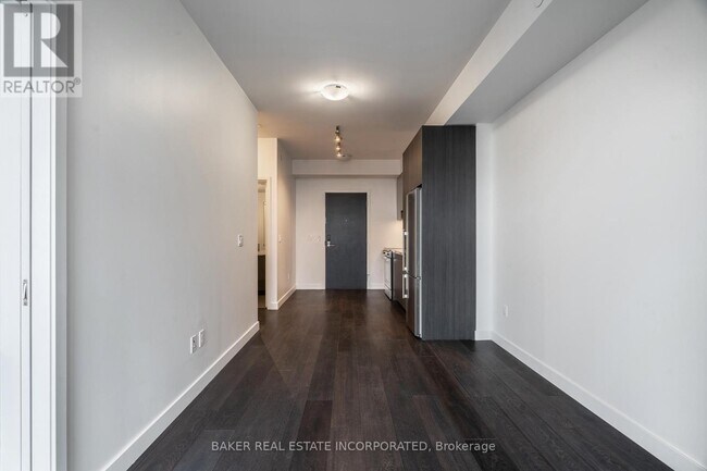 Building Photo - 15-3415 Roehampton Ave