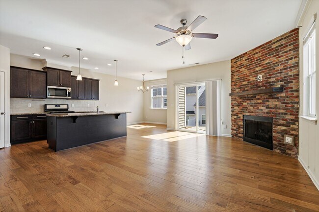 Building Photo - Available Now! 3 Bedroom, 2.5 Bathroom in ...