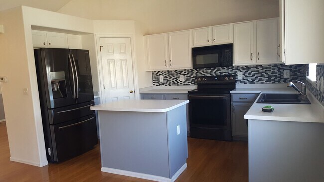 Foto del edificio - Spacious 3-Bed, 3-Bath Home with Finished Basement and Huge Backyard on Quiet Cul-de-Sac