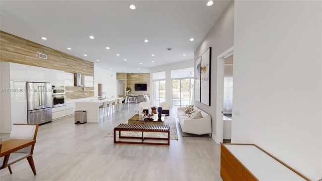 Building Photo - 3050 Lakewood Dr