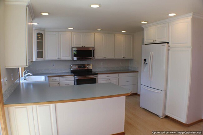 Building Photo - Charming Split-level Home in North Tacoma