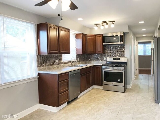 Building Photo - 3 br, 1 bath Townhome - 30 Woodbine Pl