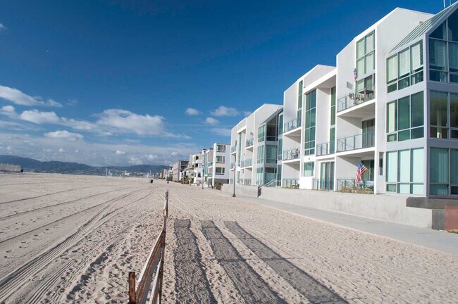 Building Photo - 5209 Ocean Front Walk