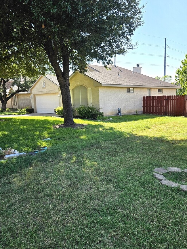 Building Photo - 1002 Woodview Dr