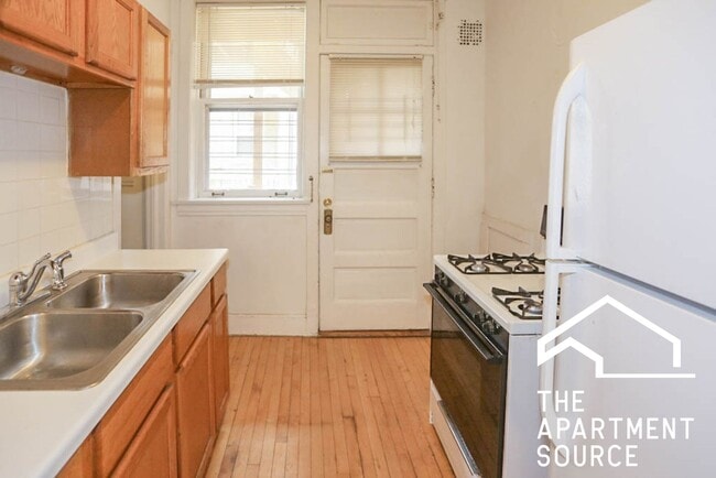 Building Photo - 5055 N Damen Ave