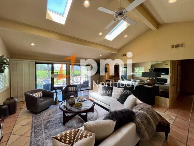 Foto del edificio - 6950 Yount St