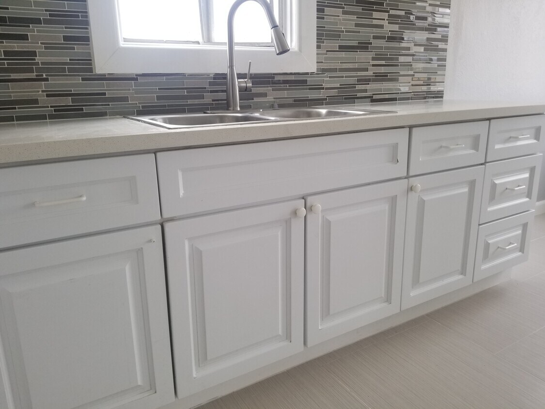 Foto principal - 1122 W 101st St