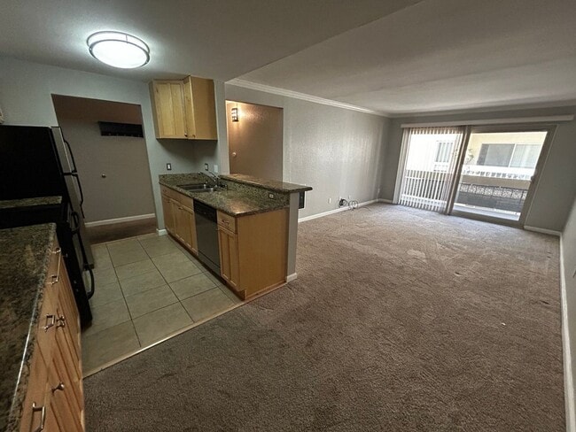 Building Photo - Bright & Spacious 1-Bedroom in Prime Oakla...
