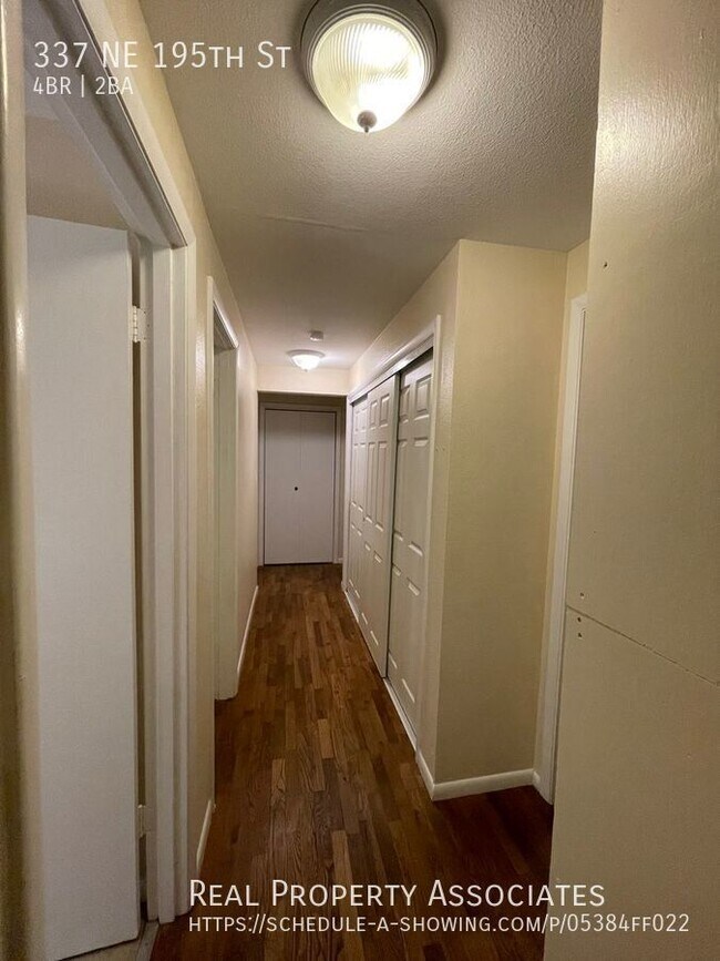 Building Photo - Pet friendly, Shoreline Rambler!