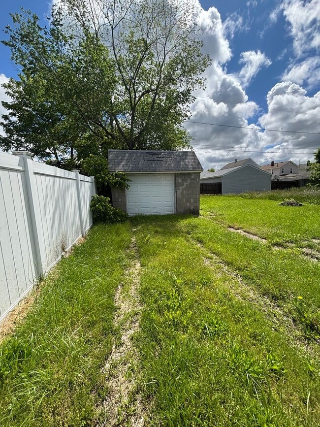 Building Photo - Section 8 welcome, 3 bedrooms 1 Bath. Spac...