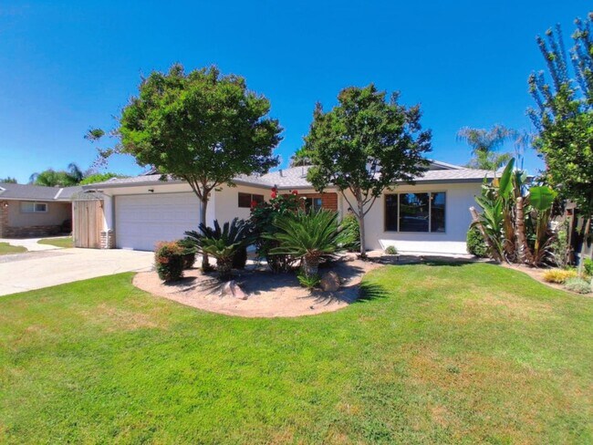 Foto del edificio - Updated Single-Story 3BR Home with Spacious Living Areas & Convenient Location!