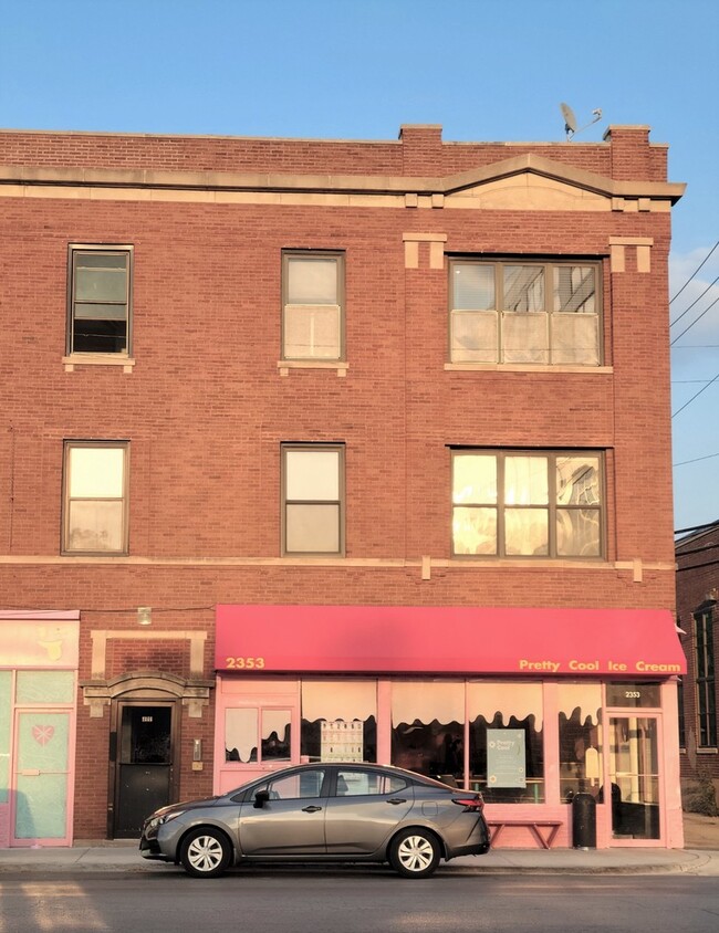 Foto principal - 2355 N California Ave