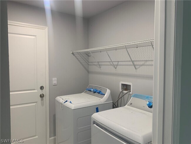 Foto del edificio - 3211-3243 43rd St SW