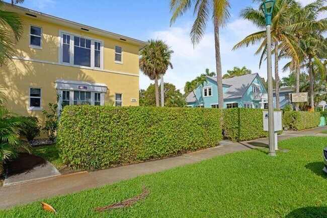 Foto del edificio - 121 N Golfview Rd