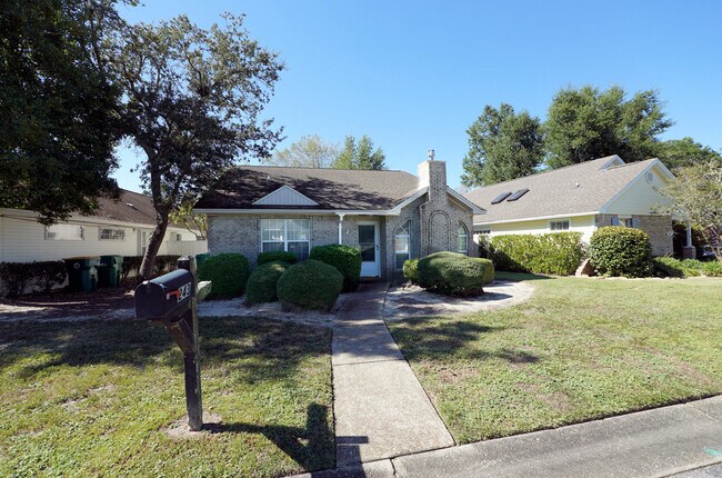 Building Photo - 243 Parkwood Cir