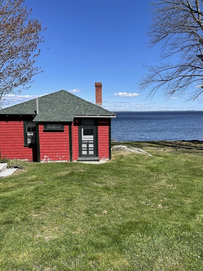 Foto del edificio - 747 Sebago Rd