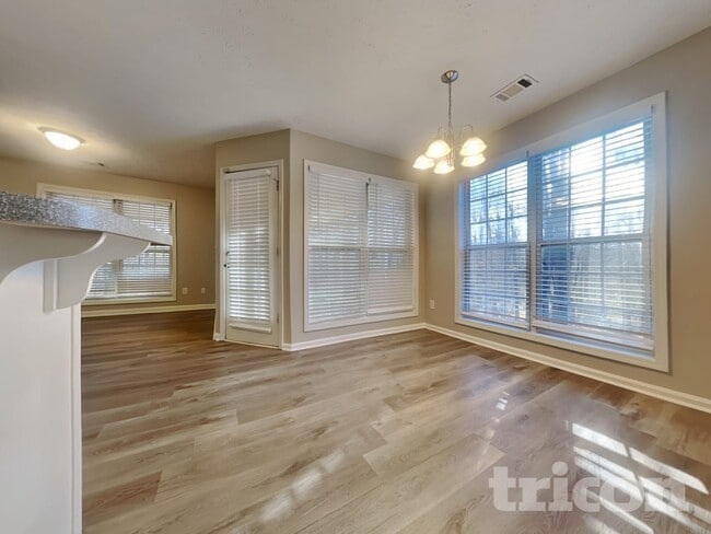 Foto del edificio - 3021 Tennyson Dr