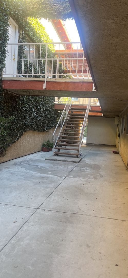 Foto del edificio - Spacious and Bright Upper Level Unit Ready For Move In!