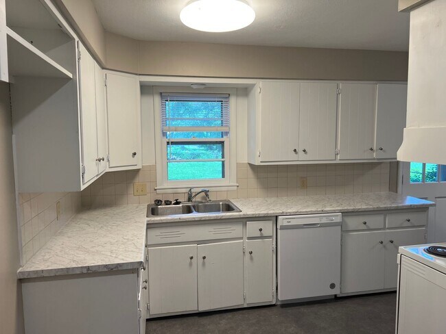 Building Photo - Nice brick 3 bedroom home! $1195! Large fe...