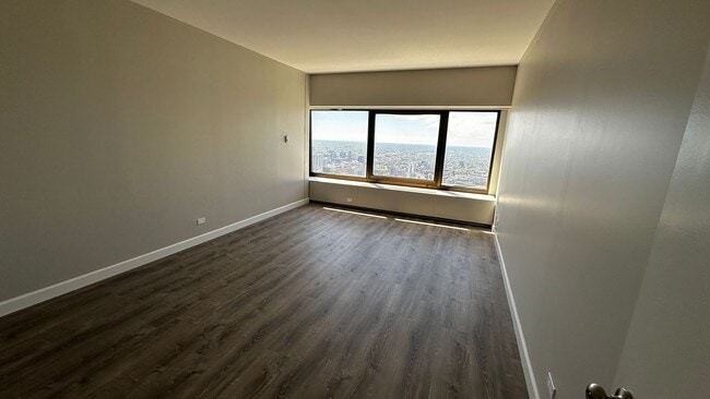 Building Photo - 175 E Delaware Pl
