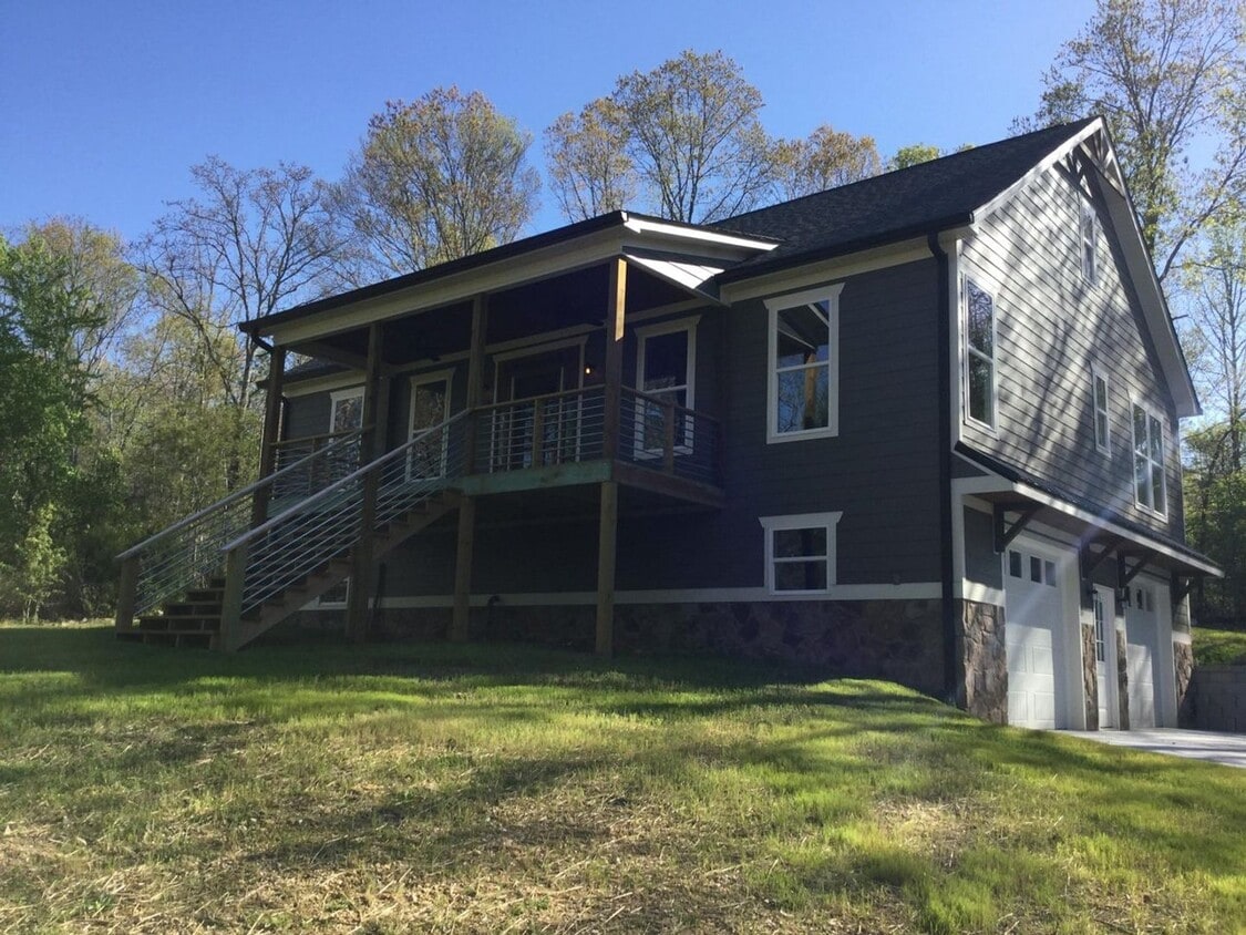 Primary Photo - Private 3/2 in Harrison Coming SOON! Must ...