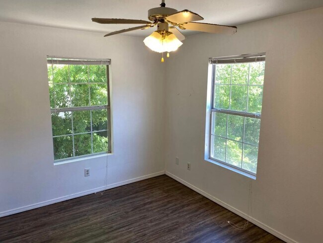Foto del edificio - 2nd Floor Unit, 1 Bedroom, 1 Full Bathroom...