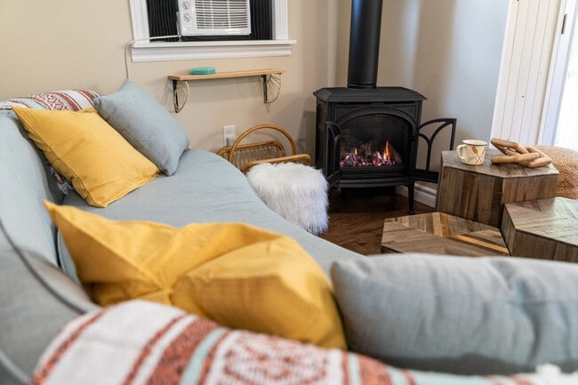 Building Photo - 903 Lakeshore Rd