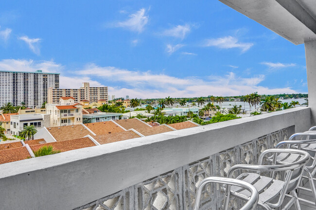 Building Photo - 320 S Surf Rd