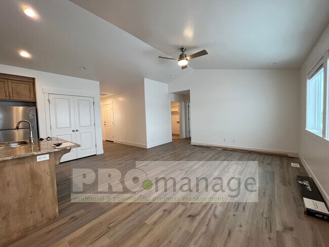 Foto del edificio - 3 Bed, 2 Bath Town Home w/ 2 Car Garage