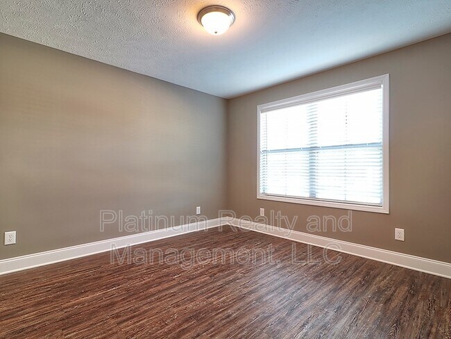 Foto del edificio - 325 Landrum Pl