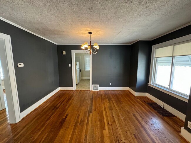Foto del edificio - 2 bed 1 bath ranch walking distance to Dow...