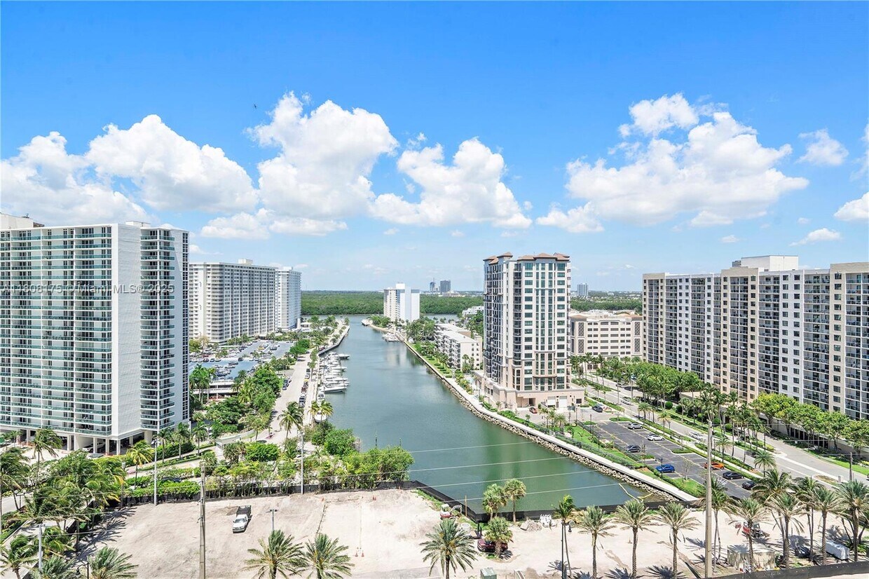 Foto principal - 15811 Collins Ave