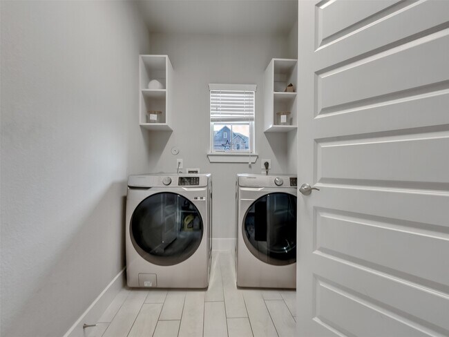 Foto del edificio - 251 Upland Dr