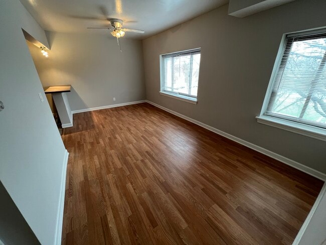 Foto del edificio - 4946 N Harding Ave