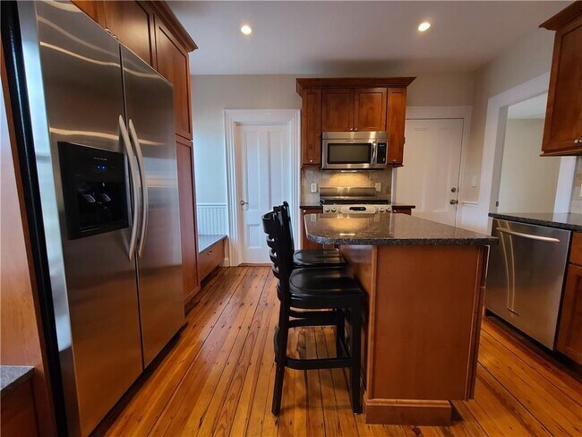 Building Photo - 154 2nd St