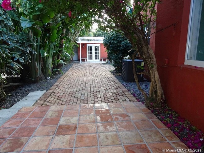 Building Photo - 516 Minola Dr