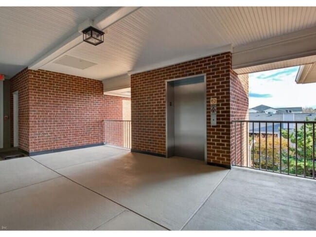 Building Photo - Beautifully located in a gated, well-kept, and highly sought-after bayfront community,