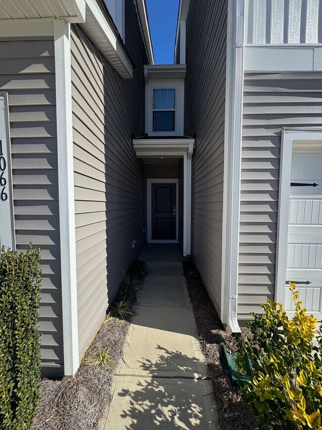 Building Photo - 1066 Plumcrest Dr