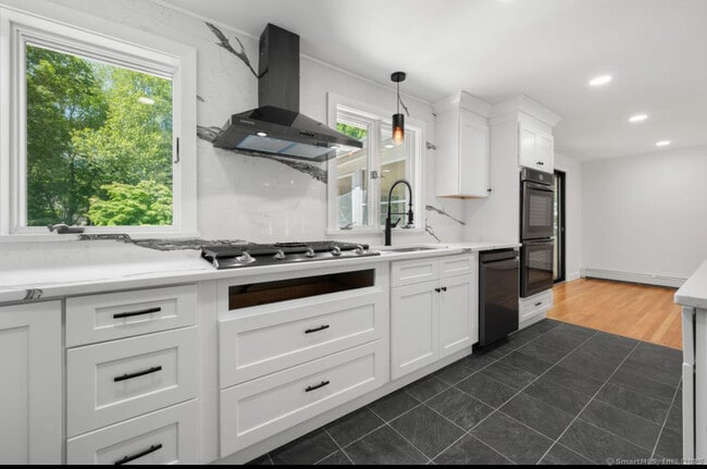 Building Photo - 7 Conrad St