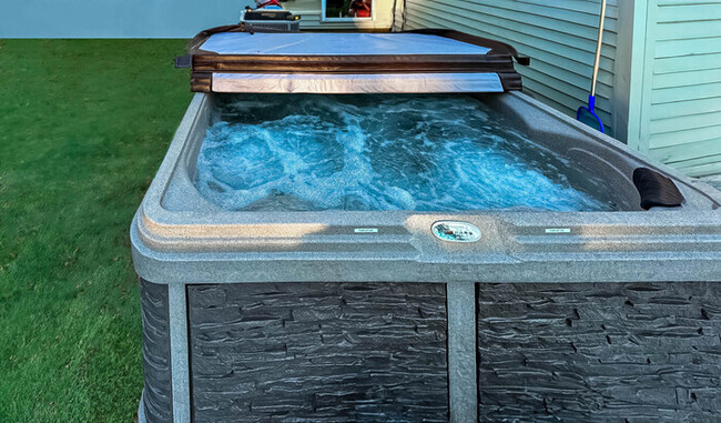 Building Photo - Lake Access 4 Bed 3 Bath HOT TUB