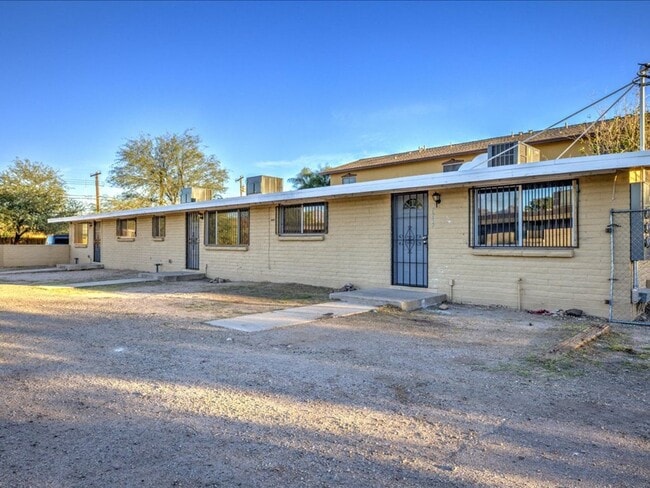 Building Photo - $ 500 OFF FIRST MONTHS RENT!