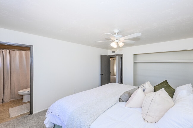 Master Bed 1 - 785 E Country Club Dr