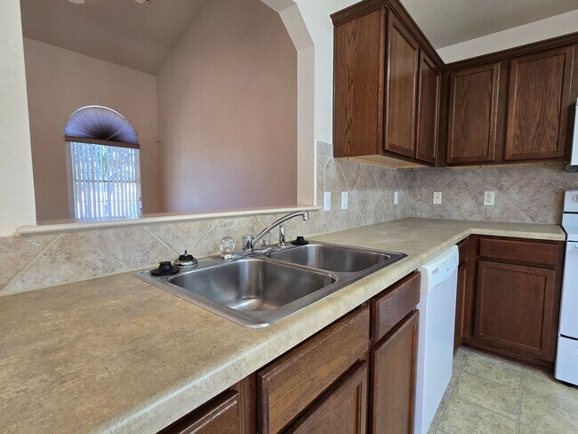Foto del edificio - PRICE REDUCTION & NEW IN MANAGEMENT - AVAI...