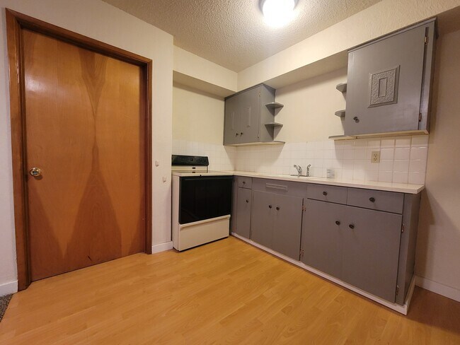 Door to laundry room - 6202 SE Jennings Ave