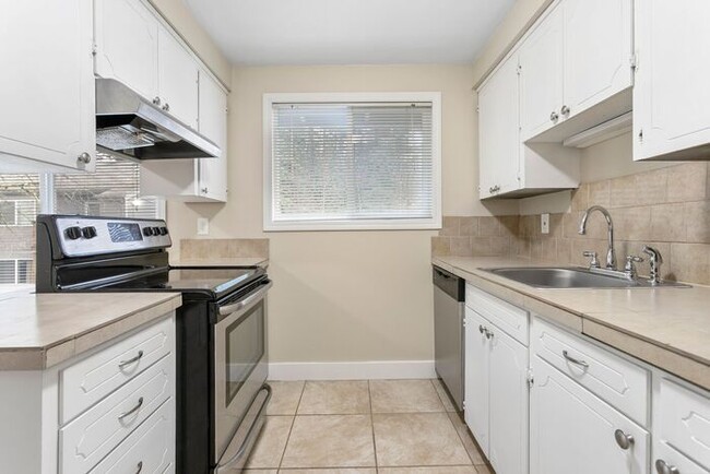 Building Photo - 2 bedroom available soon ! Apply Now!!