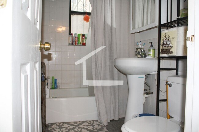Foto del edificio - Great Value 4-bed, 2-bath w/ Heat/ Hot Water Included