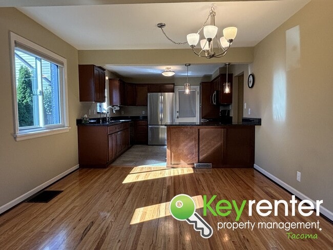 Building Photo - Classic North Tacoma Home with Character!