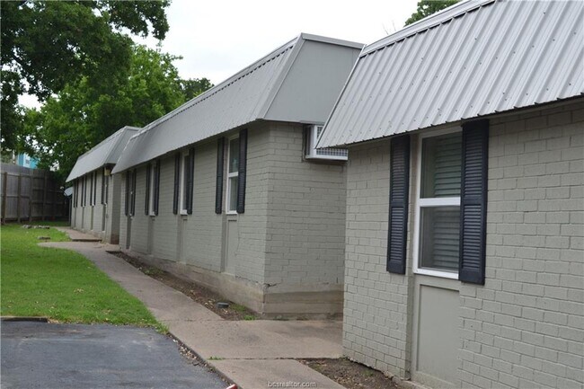 Foto del edificio - 4212 Old College Rd