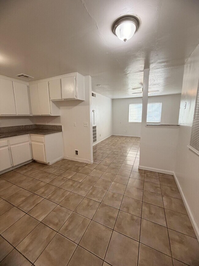 Foto del edificio - Spacious 3 Bed / 1 Bath Apartment with Open Layout & In-Unit Laundry